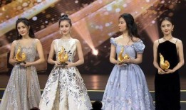 三人走秀爆料视频,揭秘三人走秀幕后精彩瞬间