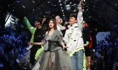 三人走秀爆料视频,揭秘三人走秀幕后精彩瞬间