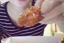 吃炸鸡爆料视频,独家爆料视频带你探秘炸鸡制作全过程